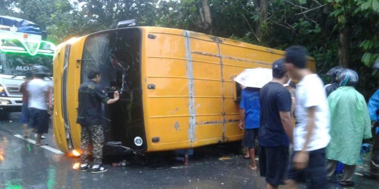 Foto Bus Terbalik Di Desa Kuku,Kecamatan Pamona Utara Pada Minggu (14/8/2016)