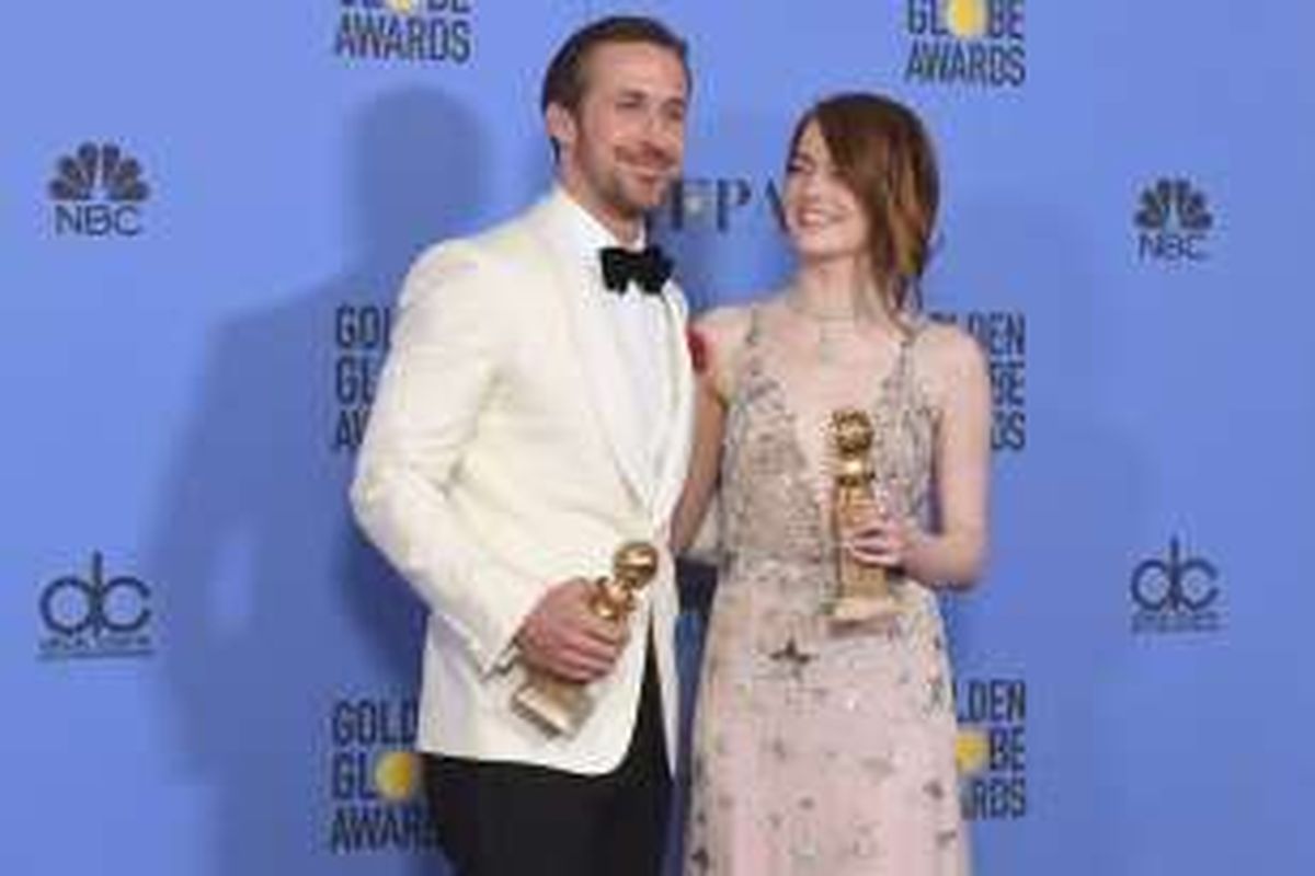 Dua pemeran utama film La La Land,  Ryan Gosling dan Emma Stone, dinobatkan sebagai aktor dan aktris film komedi/musikal terbaik dalam Golden Globe Awards 2017 di Beverly Hills, California, Minggu (8/1/2017).