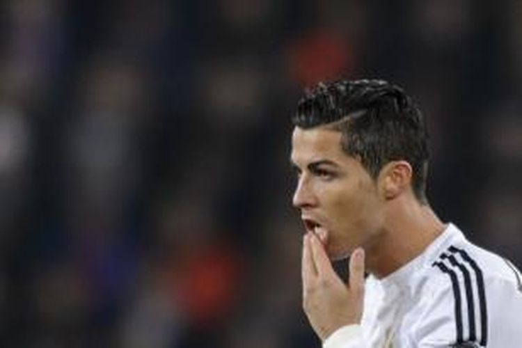 Salah satu ekspresi gelandang Real Madrid Cristiano Ronaldo, pada pertandingan kelima Grup B Liga Champions melawan FC Basel, di St Jakob Park, Basel, Rabu (26/11/2014).