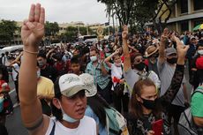 Demonstran dan Loyalis Kerajaan Thailand Saling 