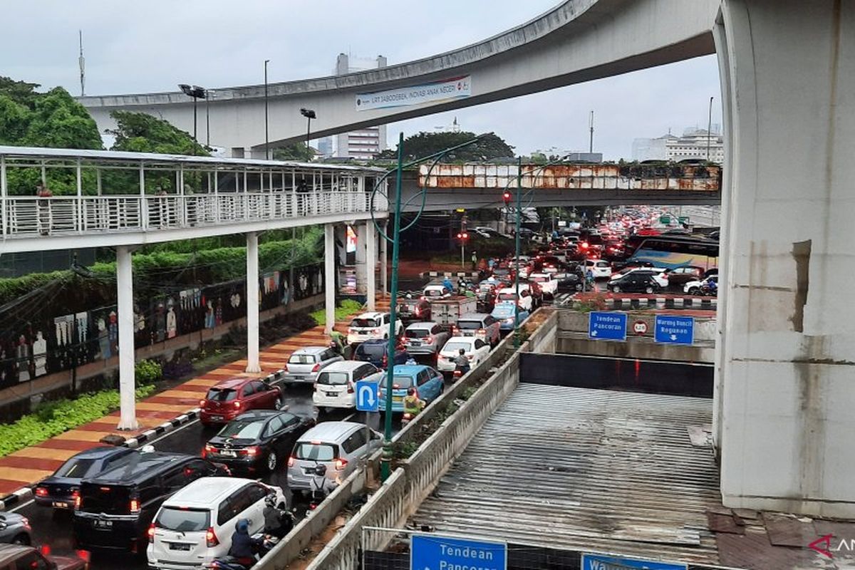 Antrean kendaraan mengular di dekat perempatan Kuningan arah Mampang dan Pancoran, Senin petang (18/5/2020) 