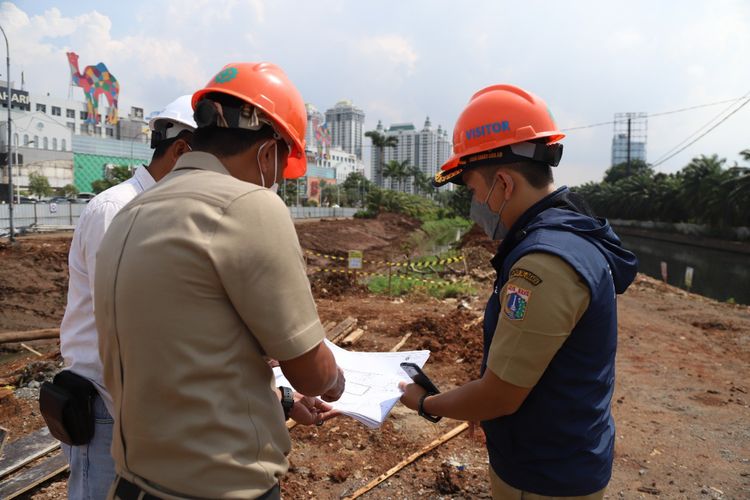 Dinas Sumber Daya Air Kota Administrasi Jakarta Utara sedang meninjau proses pembangunan polder Arhta Gading.