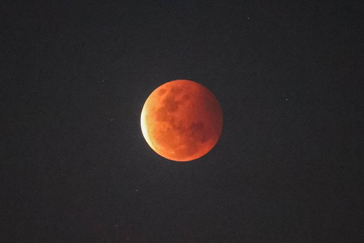 Bayangan bumi menutupi permukaan bulan saat terjadinya gerhana bulan yang terpantau dari kawasan Candi Plaosan, Prambanan, Klaten, Jawa Tengah, Rabu (26/5/2021). Badan Meteorologi Klimatologi Geofisika (BMKG) menyebutkan fenomena alam gerhana bulan yang terjadi pada Rabu (26/5/2021) biasa disebut 'super blood moon'