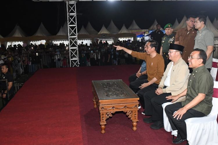 Presiden menyempatkan diri menghadiri festival tabut 2023 di Bengkulu di sela kunjungan kerjanya di Bengkulu, Rabu (23/7/2023), malam.