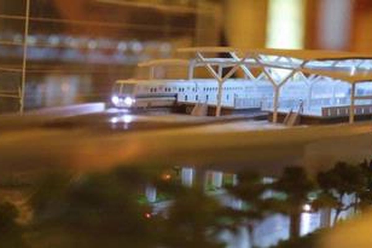 Maket MRT (mass rapid transportation) yang rencananya akan dibangun di Jakarta dipamerkan di pameran sosialisasi MRT di Pusat Perbelanjaan Grand Indonesia, Jakarta, Kamis (27/9/2012). Sosialisai proyek MRT dilakukan di tujuh pusat perbelanjaan di Jakarta hingga akhir bulan ini. 