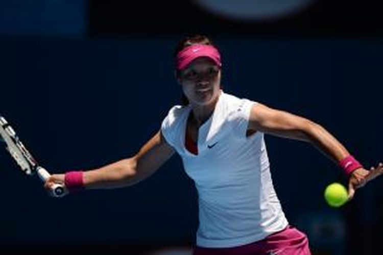 Petenis China, Li Na bersiap memukul bola dari petenis Kroasia, Ana Konjuh, pada laga babak pertama Australian Open 2014 di Melbourne, Senin (13/01/2014).