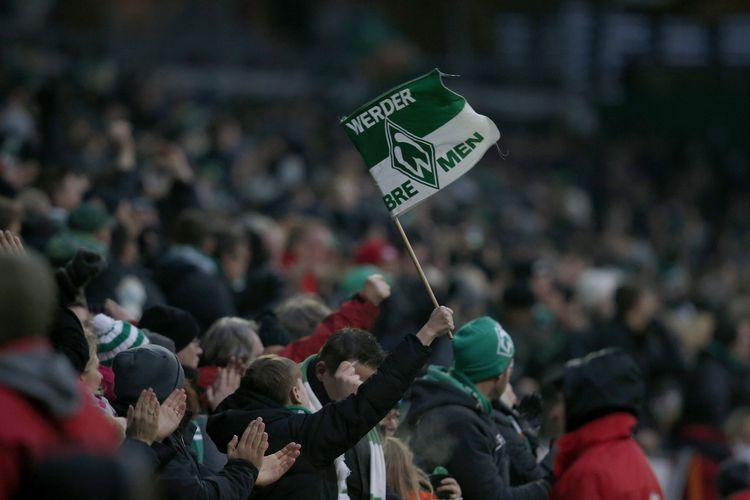 Potret fans Werder Bremen saat merayakan gol klub kebanggannya ke gawang Hertha Berlin, 1 Februari 2015.