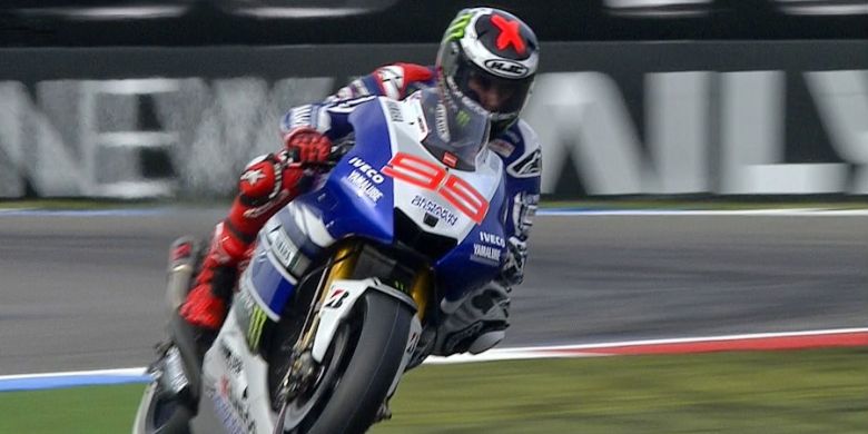 Pebalap Yamaha asal Spanyol, Jorge Lorenzo, memacu motornya pada sesi pemanasan GP Belanda, Sabtu (29/6/2013). Sekitar sehari sebelumnya, Lorenzo menjalani operasai collarbone kiri selama dua jam.