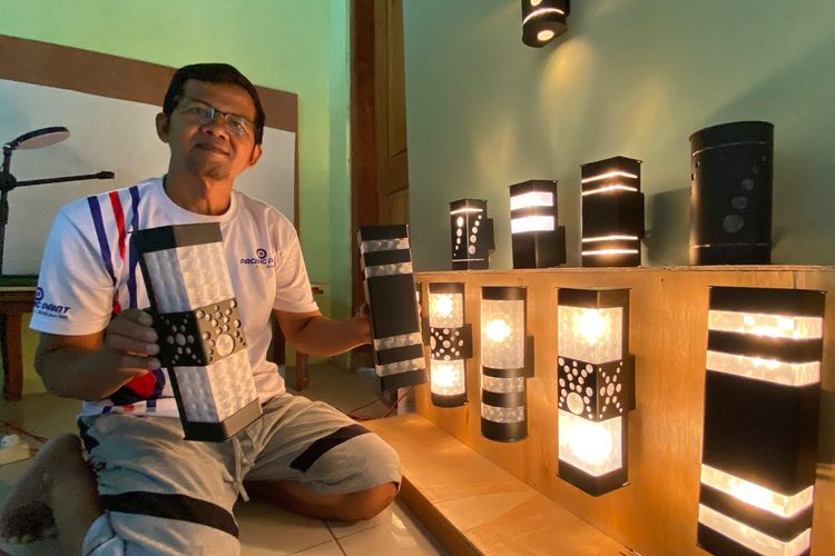 Nurul Huda, mantan TKI asal Desa Bacem, Kecamatan Kebonsari, Kabupaten Madiun, Jawa Timur menunjukkan aneka lampu hias berbahan paralon buatannya. 
