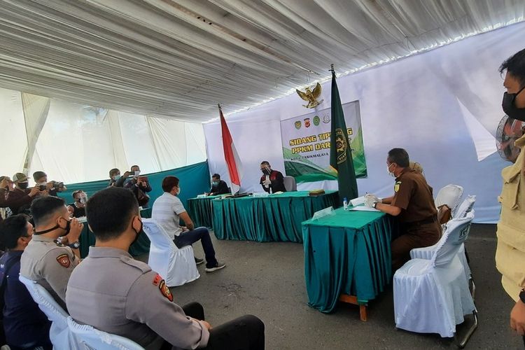 Foto-foto beberapa pelanggar PPKM Darurat di Kota Tasikmalaya, selain tukang bubur didenda Rp 5 juta, bos bakso, pemilik cafe pun didenda Rp 5 juta karena lamggar PPKM Darurat.