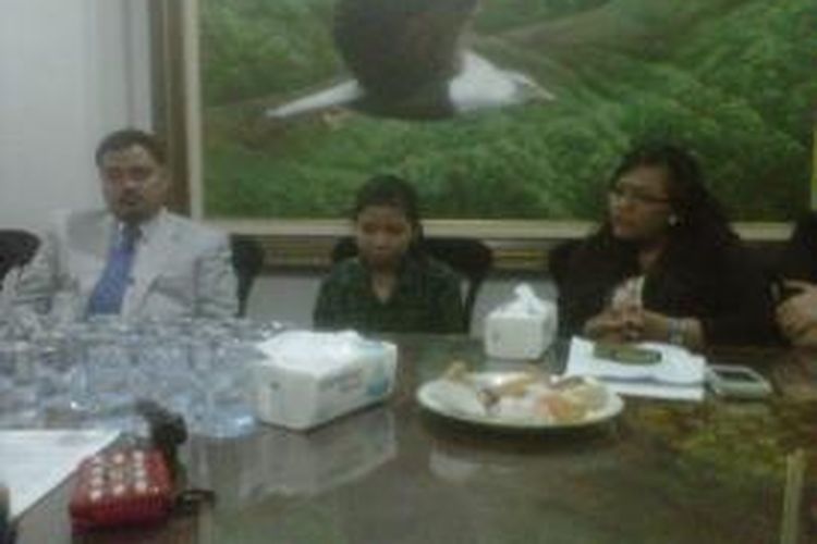 Siti Nur Amalah (18) dan tim LBH Mawar Saron menggelar jumpa pers terkait penganiayaan terhadap pembantu rumah tangga tersebut, Selasa (3/12/2013).
