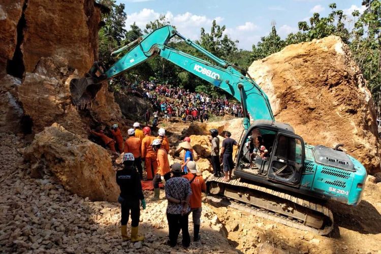 Evakuasi tiga orang tewas terkubur reruntuhan batu di lokasi galian c di Desa Katekan, Kecamatan Brati, Kabupaten Grobogan, Jawa Tengah, Rabu (19/8/2020).