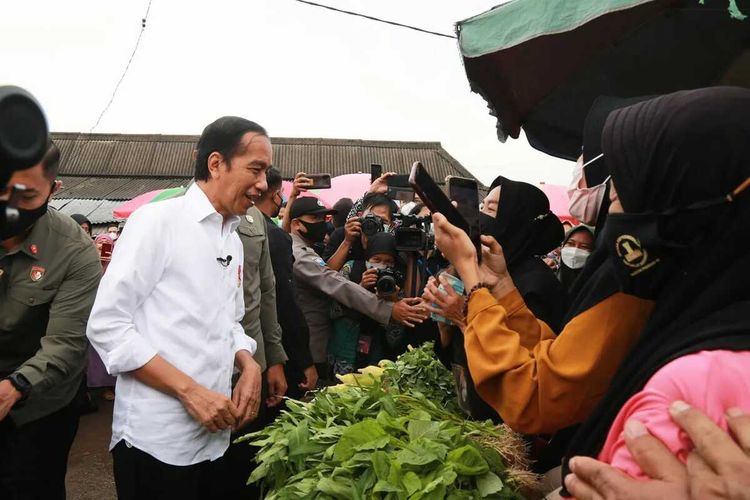 Presiden Joko Widodo saat menyapa para pedagang di Pasar Baros, Serang, Banten