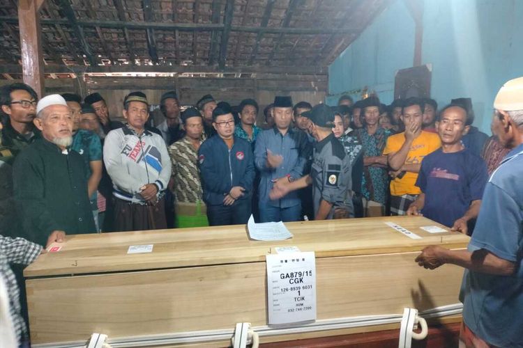 Jenazah Tenaga Kerja Indonesia (TKI) M Cholil Fatkur Ridho (21) tiba di rumah duka di Desa Pojok, Kecamatan Pulokulon, Kabupaten Grobogan, Jawa Tengah, Minggu (16/4/2023) dinihari.