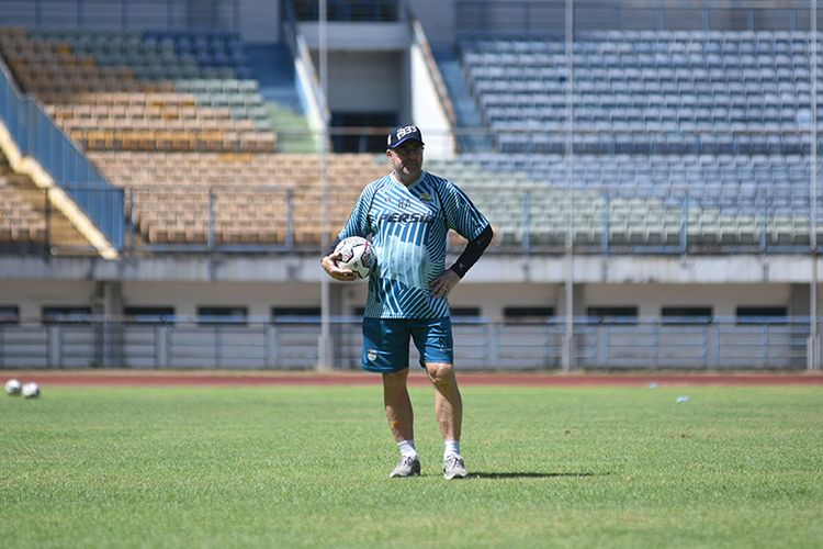 Pelatih Persib Bandung, Robert Rene Alberts, memantau sesi latihan terakhir timnya sebelum berhadapan dengan Persita Tangerang di Stadion GBLA, Kota Bandung, Kamis (9/9/2021).