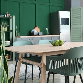 Ilustrasi ruang makan dengan cat hijau.