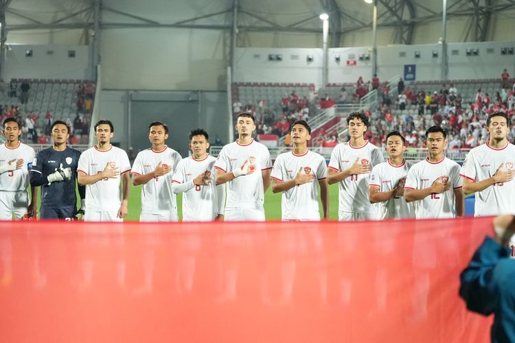 Timnas U23 Indonesia kala menyanyikan lagu kebangsaan Indonesia Raya dalam laga perempat final Piala Asia U23 2024 kontra Korea Selatan di Stadion Abdullah bin Khalifa, Kamis (25/4/2024). Artikel ini berisi jadwal siaran langsung timnas U23 Indonesia vs Uzbekistan.