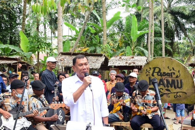 Bupati Deliserdang Ashari Tambunan saat mengunjungi Pasar Kamu di Desa Denailama, Sumatra Utara, Minggu (19/2/2023). 
