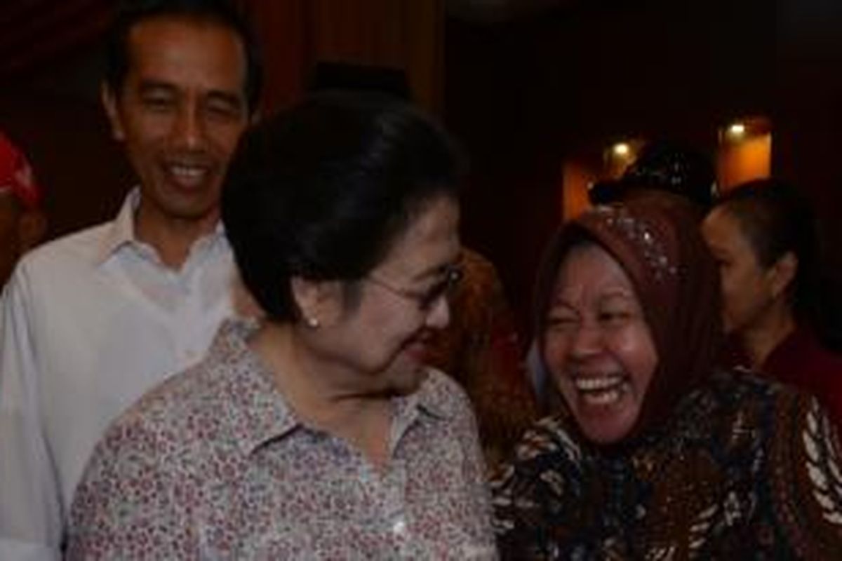 Wali Kota Surabaya, Tri Rismaharini (kanan) berbincang dengan Ketua Umum DPP PDIP, Megawati Soekarnoputri yang datang ditemani Gubernur DKI Jakarta, Joko Widodo atau Jokowi (kiri) di VIP Bandara Internasional Juanda, Sidoarjo, Jawa Timur, Sabtu (1/3/2014). Setiba di VIP Bandara Juanda, Megawati bersama Jokowi, Risma, dan Wakil Wali Kota Surabaya, Wisnu Sakti Buana menggelar konferensi pers terkait persoalan politik tentang Risma yang sedang ramai diperbincangkan banyak kalangan, terutama tentang rencana pengunduran diri Risma. 