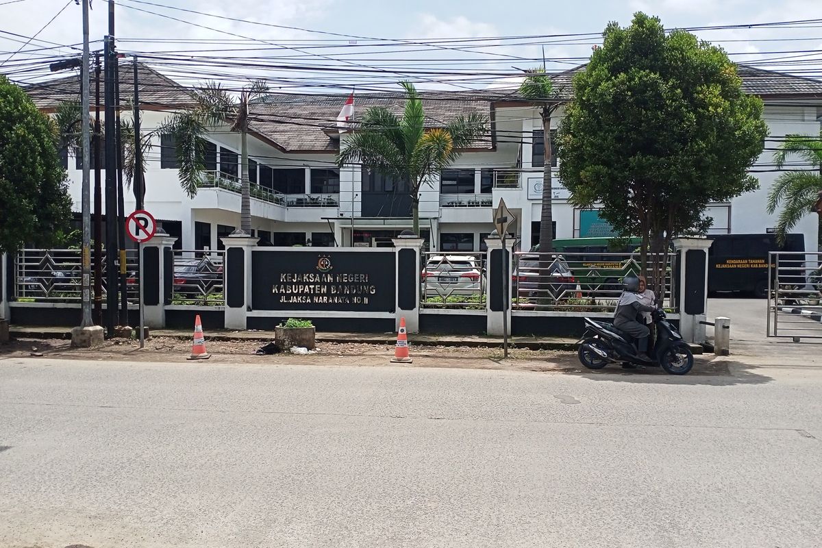 Kepala Seksi (Kasi) Intel Kejari Kabupaten Bandung, Mumuh Ardiansyah membenarkan adanya dugaan kasus tindak pidana korupsi di Dinas Kesehatan (Dinkes) Kabupaten Bandung Barat (KBB). Saat ini, kasus tersebut sudah masuk tahap penyeledikan.