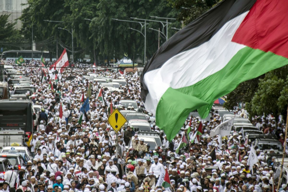 Massa memadati kawasan Monumen Nasional (Monas) saat Aksi Bela Palestina di Jakarta, Minggu (17/12). Aksi tersebut menyerukan pembelaan untuk Palestina dan mengecam pengakuan sepihak Presiden Amerika Serikat Donald Trump atas Yerusalem sebagai ibukota Israel. ANTARA FOTO/Aprillio Akbar/ama/17