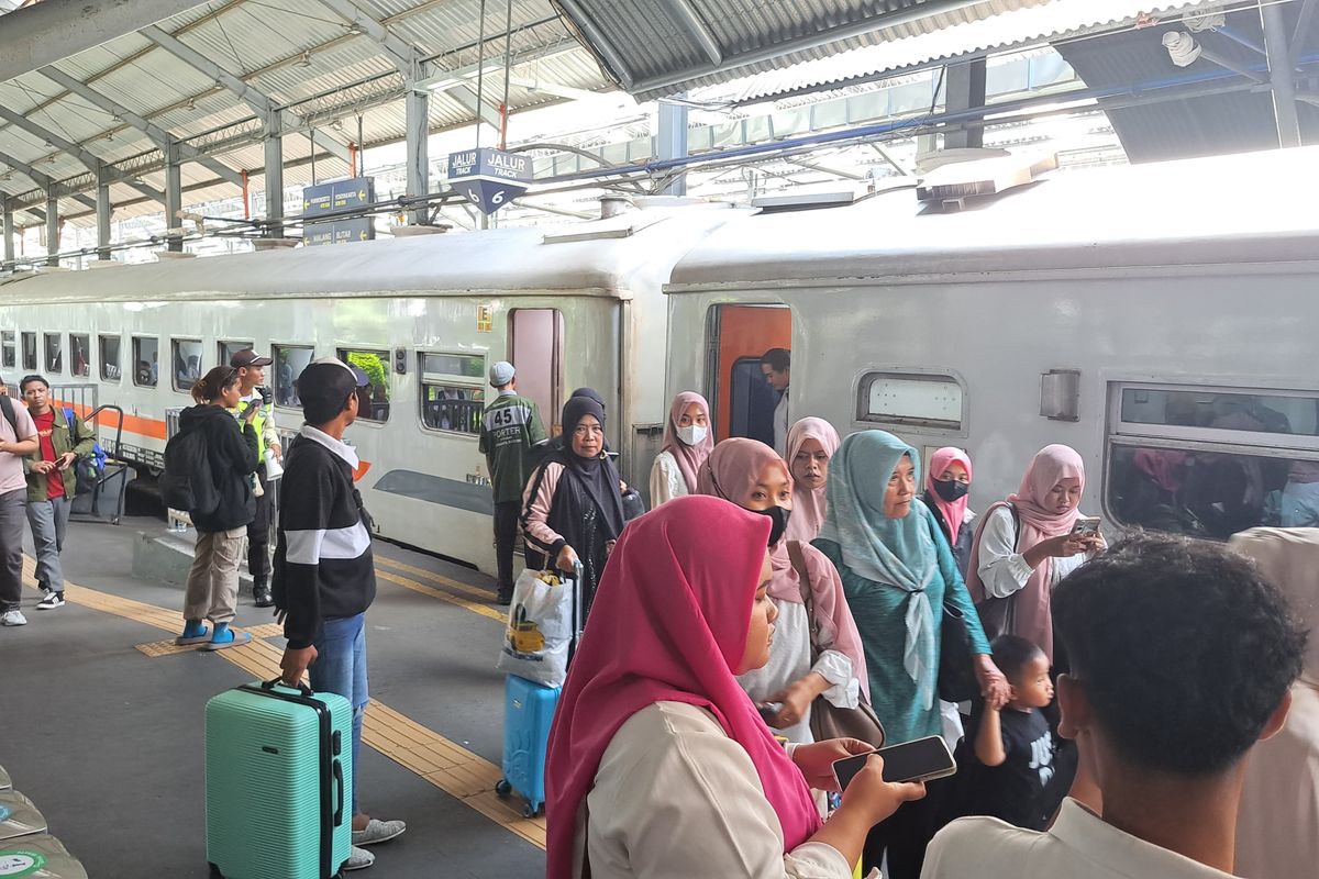 Suasana penumpang kereta api di Stasiun Surabaya Gubeng, Senin (8/12/2025).