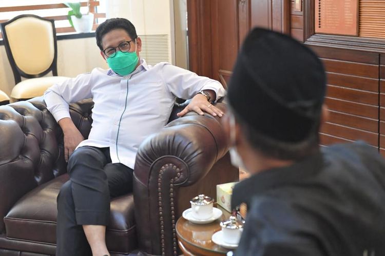 Menteri Desa PDTT Abdul Halim Iskandar menerima Gubernur Sulawesi Tengah Rusdy Mastura di Kantor Kementerian Desa PDTT, Jakarta, Senin (15/11/2021). Pertemuan ini membahas pengembangan desa cerdas (smart village) di Provinsi Sulawesi Tengah.