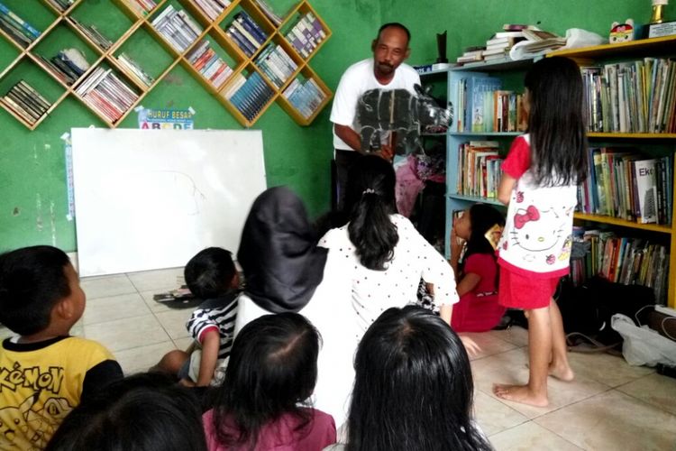 Samsudin saat mendongeng dihadapan anak-anak Ledok Code, Kota Baru, Kota Yogyakarta
