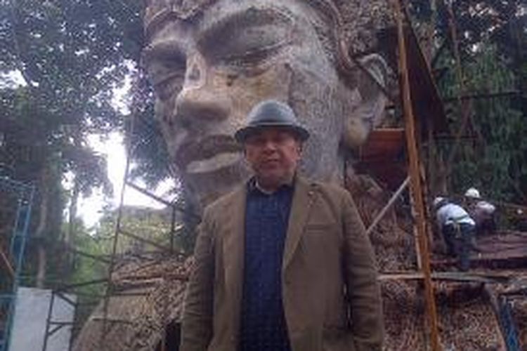 Seniman I Nyoman Nuarta bersama proyek karyanya yang paling monumental yaitu Kepala Dewa Wisnu sebagai salah satu pelengkap dari patung Garuda Wisnu Kencana di Studio Nyoman Nuarta Setra Duta Kota Bandung, Selasa (23/7/2013)