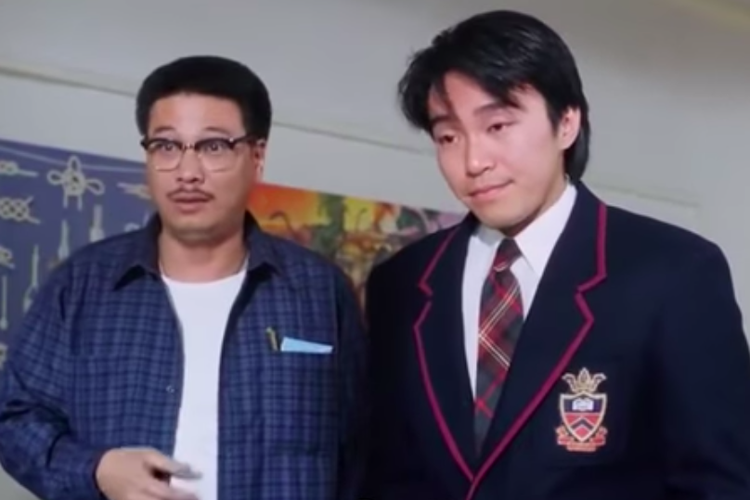 Tangkapan layar film Fight Back to School (1991) yang dibintangi Ng Man Tat dan Stephen Cow