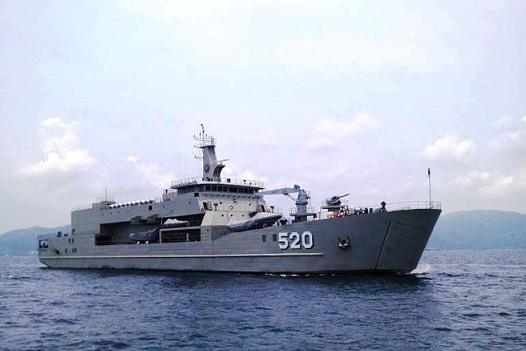 KRI Teluk Bintuni-520.