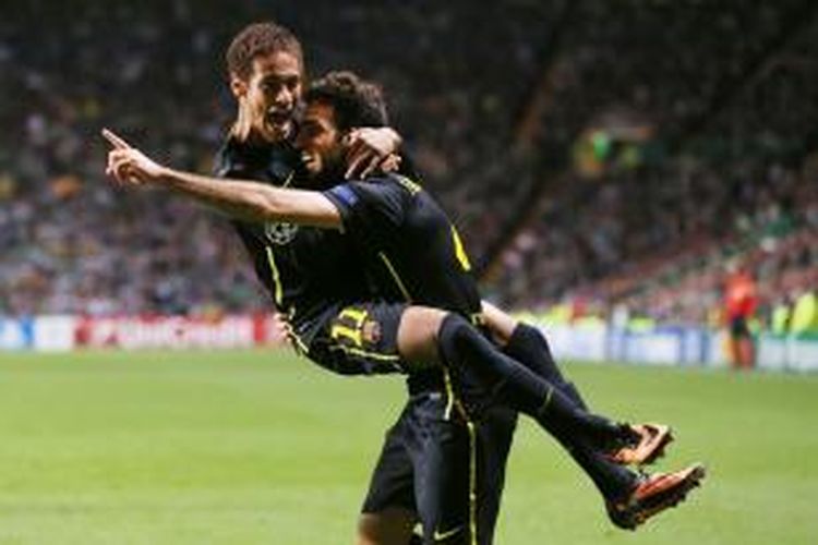 Bintang Barcelona, Neymar da Silva (kiri) merayakan gol rekannya, Cecs Fabregas ke gawang Celtic pada lanjutan fase grup Liga Champions di Celtic Park, Selasa atau Rabu (2/10/2013) dini hari WIB. Barcelona menang 1-0 pada laga tersebut. 