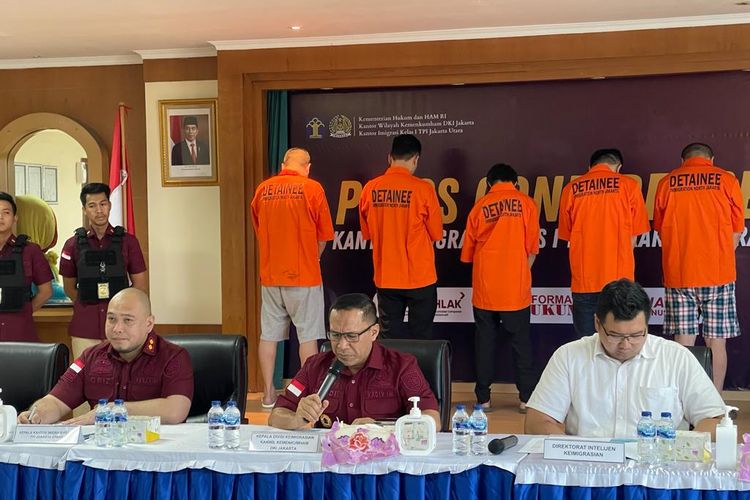Lima dari tujuh warga asal Cina dihadirkan dalam jumpa pers di Kantor Imigrasi Kelas I TPI Jakarta Utara.
