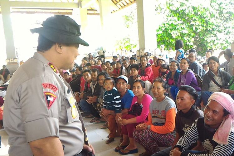 Kapolda Bali Irjend Pol Petrus R Golose saat berdialog dengan pengungsi di Kantor Unit Pelaksana Teknis Daerah Kecamatan Rendang, Jumat (21/9/2017).  