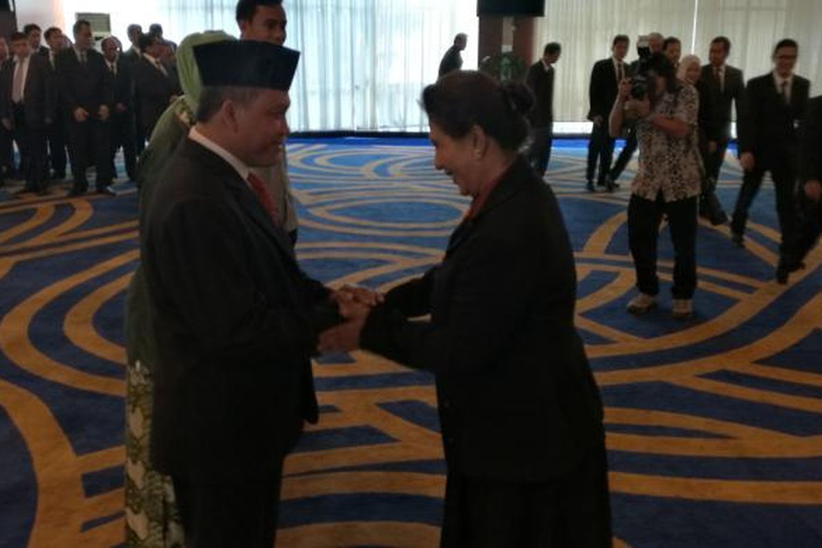 Menteri Kelautan dan Perikanan Susi Pudjiastuti menyalami Dirjen PSDKP 