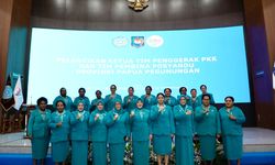 Tri Tito Lantik Anggieta Bestari Tabo sebagai Ketua TP-PKK dan Tim Pembina Posyandu Papua Pegunungan