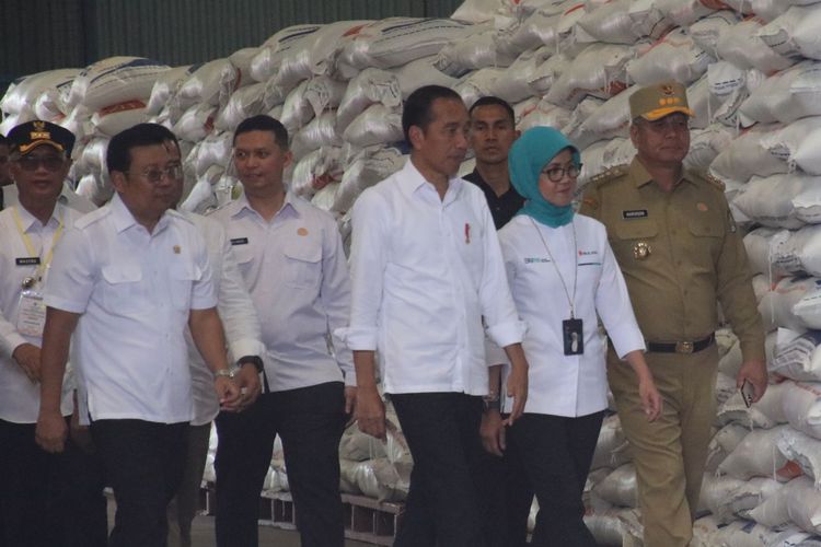 Presiden Joko Widodo mengunjungi kompleks Pergudangan Bulog Kampung Melayu, Kota Singkawang, Kalimantan Barat (Kalbar) Rabu (20/3/2024).
