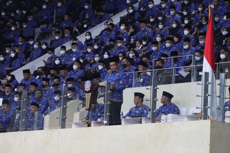 Menteri Dalam Negeri (Mendagri) Tito Karnavian bertindak sebagai Pembina upacara dalam acara upacara HUT ke-51 KOPRI, di Istora Senayan, Jakarta, Selasa (29/11/2022). 