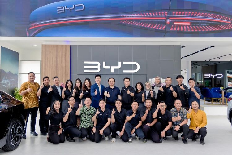 Chairman BYD Wang Chuanfu kunjungi Dealer Harmony Sudirman