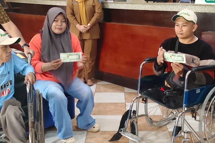 Warga NTB penyandang disabilitas mengambil surat STNK dengan keringanan pembayaran pajak di Kantor Samsat NTB, Gerung, Lombok Barat, Selasa (9/6/2026).