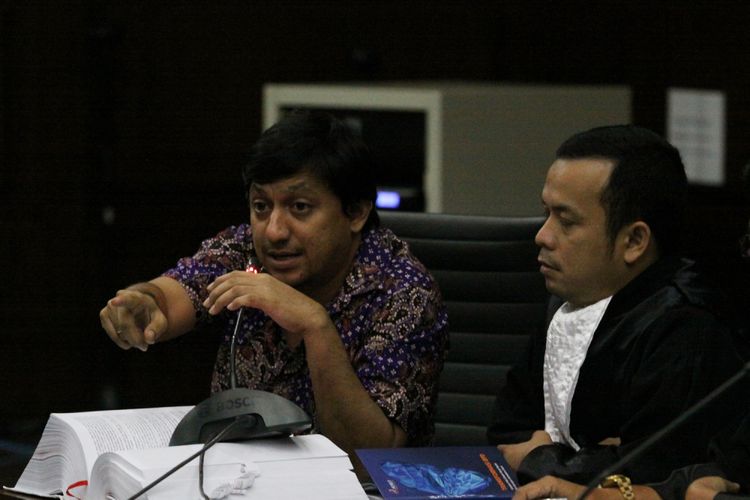 Terdakwa kasus pengadaan Alquran, Fahd Al Fouz (kiri) saat menjalani sidang lanjutan di Pengadilan Tipikor, Jakarta, Kamis (27/7). Sidang lanjutan tersebut digelar dengan agenda mendengarkan keterangan saksi yang dihadirkan oleh Jaksa Penuntut umum sejumlah tiga orang saksi. ANTARA FOTO/ Reno Esnir/foc/17.