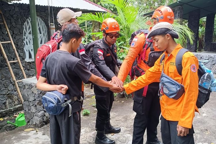 Tim reaksi cepat (TRC) BPBD Lumajang bersiaga untuk melakukan penjemputan pendaki hilang di Gunung Lemongan, Jumat (27/1/2023).