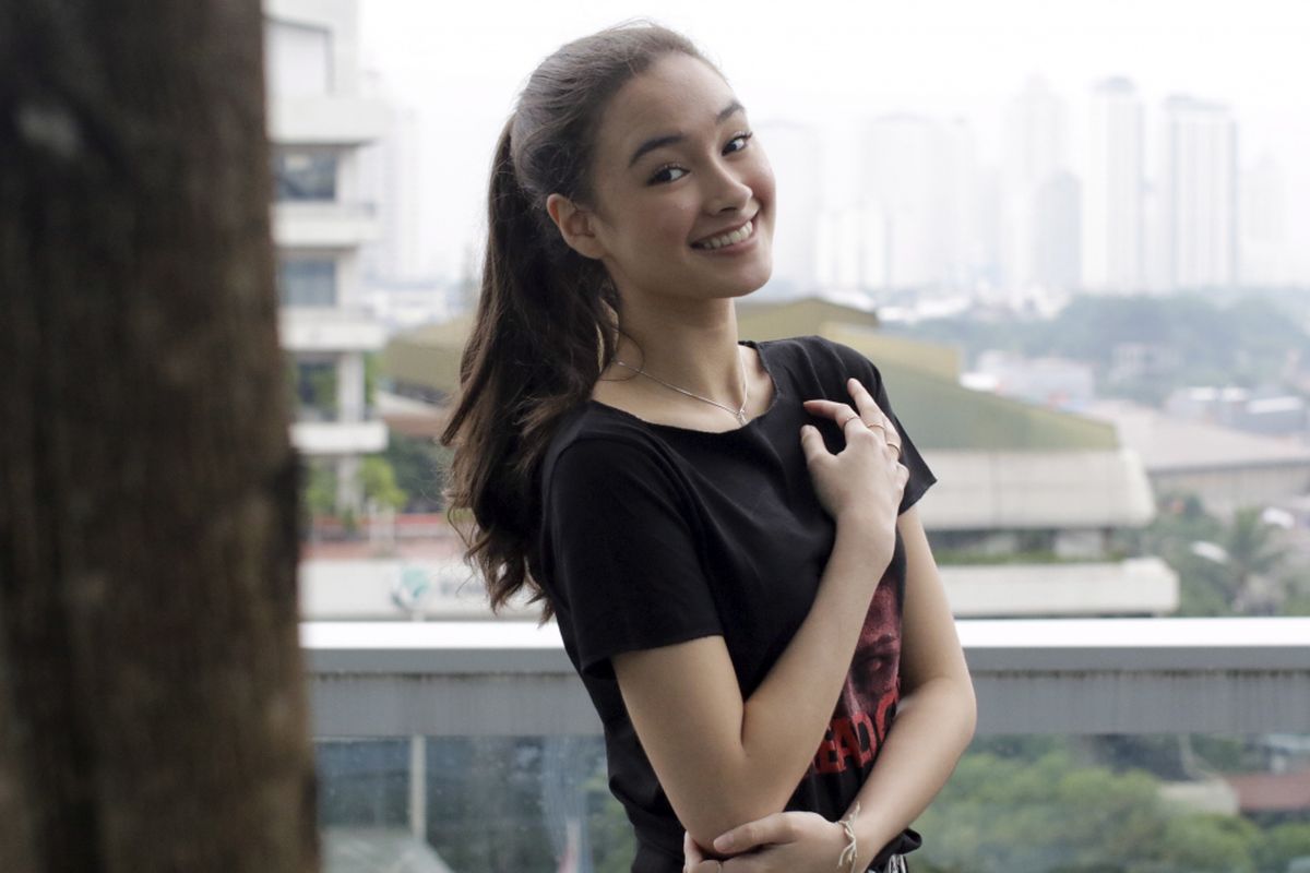Aktor peran Caitlin Halderman berpose di sela wawancara promo film DreadOut di Menara Kompas Gramedia, Palmerah Selatan, Jakarta, Rabu (12/12/2018). Film yang bergenre horor ini diangkat dari sebuah game buatan developer lokal Indonesia yaitu Digital Hapiness. Film ini akan segera tayang pada 3 Januari 2019 mendatang.