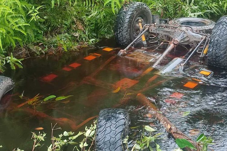 Kondisi mobil yang terbalik dan terendam air, lantaran kecelakaan tunggal