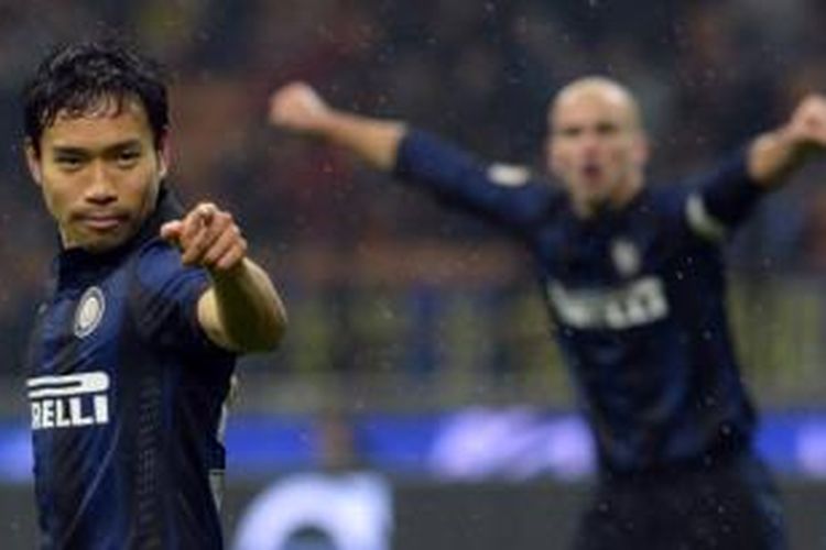 Bek Inter Milan, Yuto Nagatomo, merayakan gol ke gawang Chievo Verona dalam lanjutan Serie-A yang berlangsung di Stadion Gieuseppe Meazza, Milan, Senin (13/1/2014).