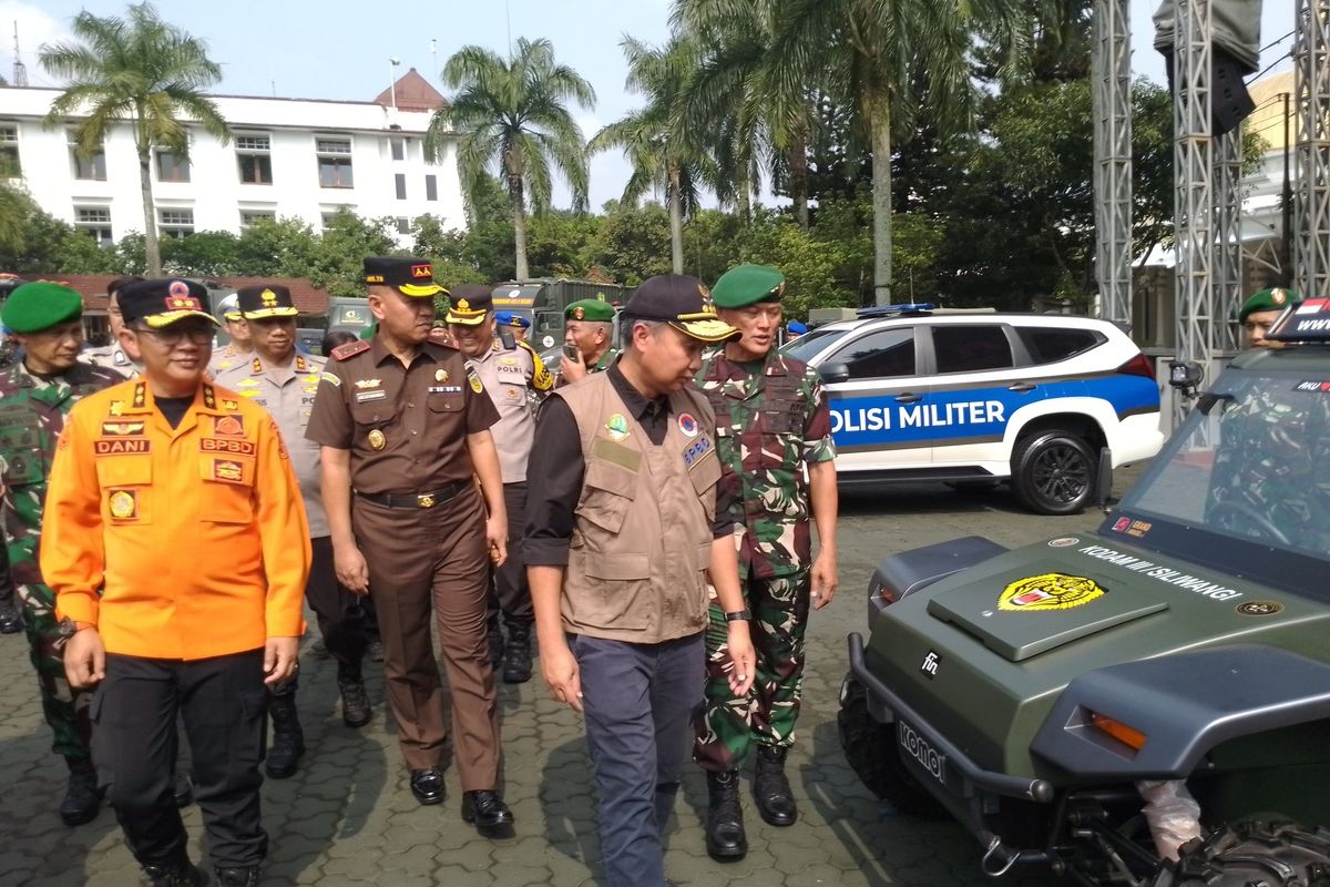 Pj Gubernur Jabar Bey Machmudin saat mengecek alat penanggulangan bencana pada kegiatan Apel Kesiapsiagaan Bencana Alam di Lapangan Makodam III Siliwangi, Kota Bandung, Jawa Barat, Jumat (8/12/2023).