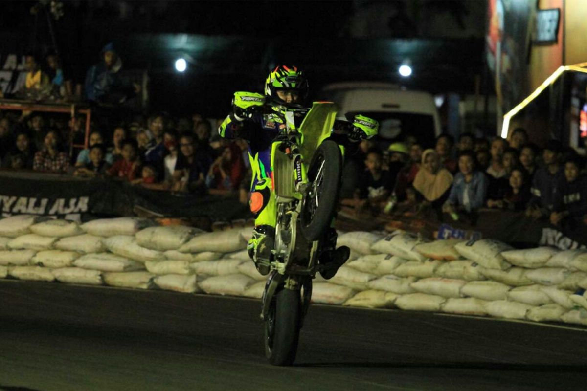 Doni Tata Pradita melakukan aksi standing di race kedua Trial Game Asphalt (TGA) seri Mijen, Semarang, Sabtu Sabtu (7/4/2018).