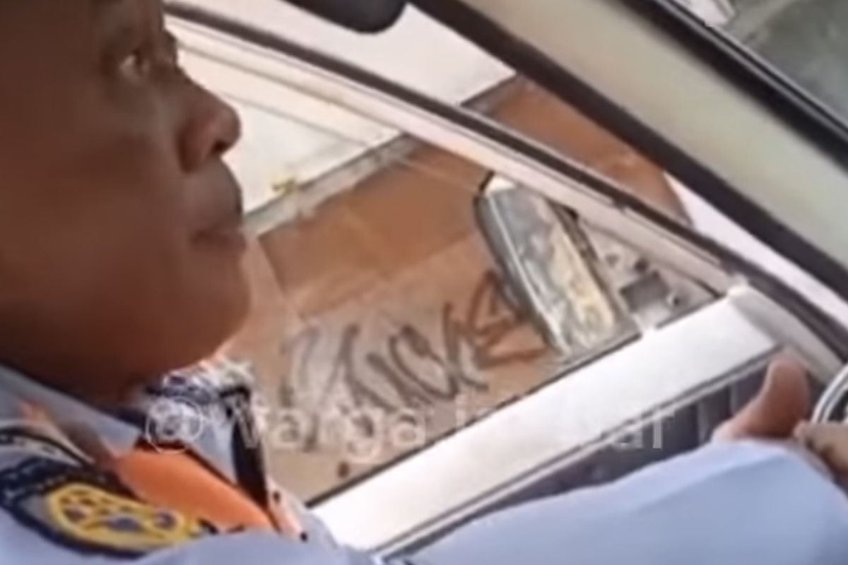 Bidikan layar video di media sosial yang memperlihatkan seorang oknum petugas Dinas Perhubungan (Dishub) yang diduga melakukan pemungutan liar (pungli) ke sopir mobil pikap.