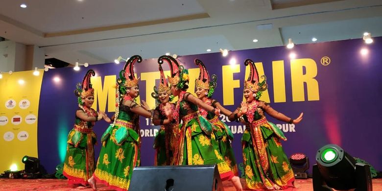 Pertunjukan Tari Gandrung di MATTA Fair 2019 Kuala Lumpur, Sabtu (16/3/2019). 
