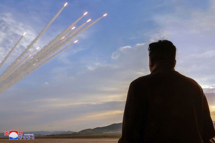 Pemimpin Tertinggi Korea Utara Kim Jong Un saat menyaksikan peluncuran artileri roket 600mm super-besar di lokasi yang tak disebutkan di Korea Utara, 31 Mei 2024.